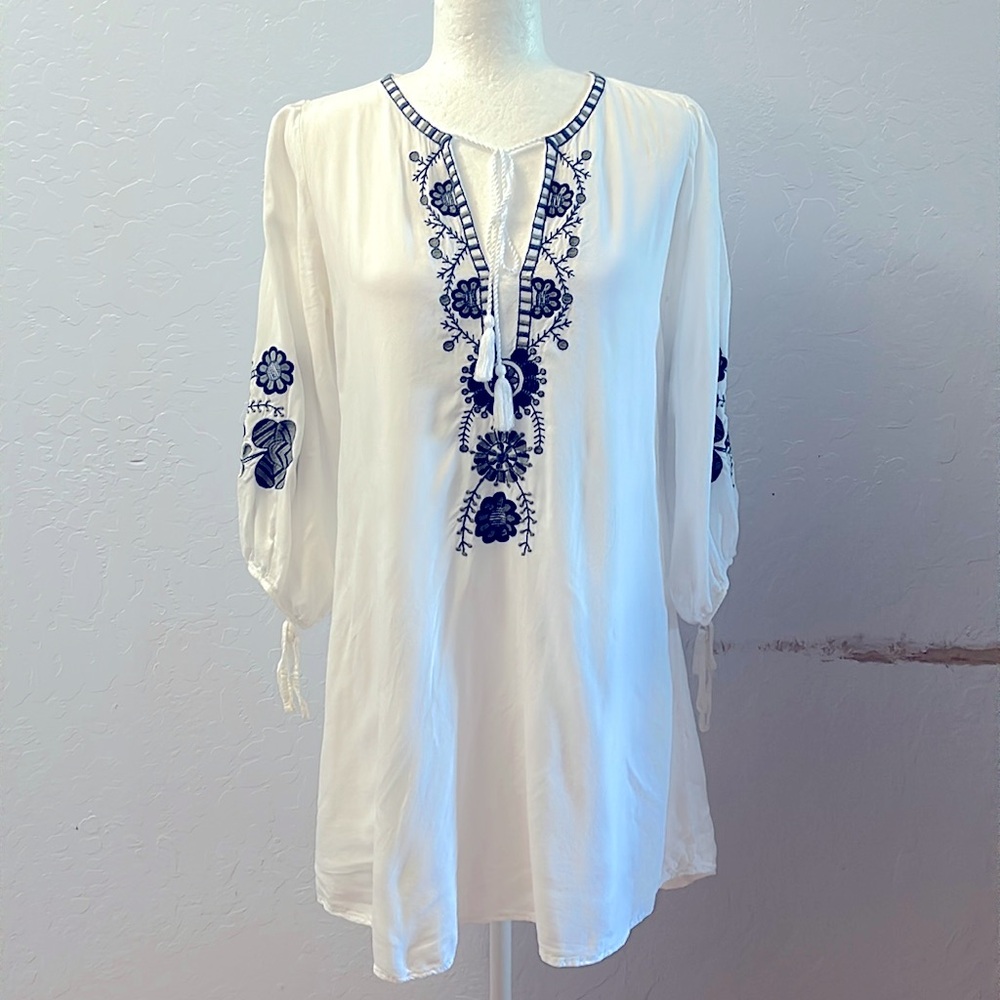 Chic Connection Embroidered White mini Dresss
